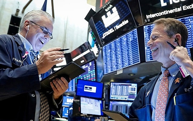 Dow Jones phá đỉnh lịch sử, tăng gần 18%