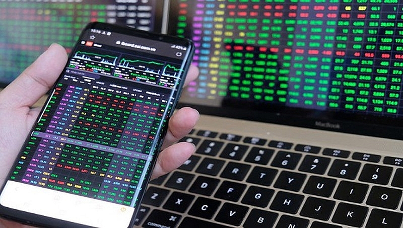 Thanh khoản cả phiên chứng khoán yếu ớt, nhà đầu tư do dự 
